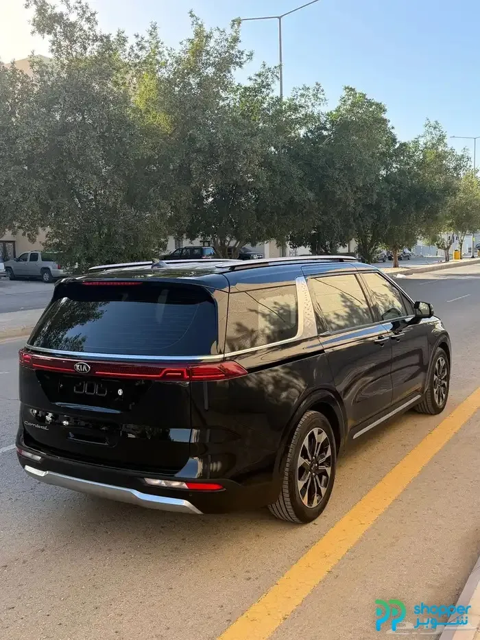 Is the 2021 Carnival a new black minivan with 98 gasoline and no accidents?